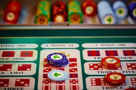 Meja poker digital untuk pengguna dewasa